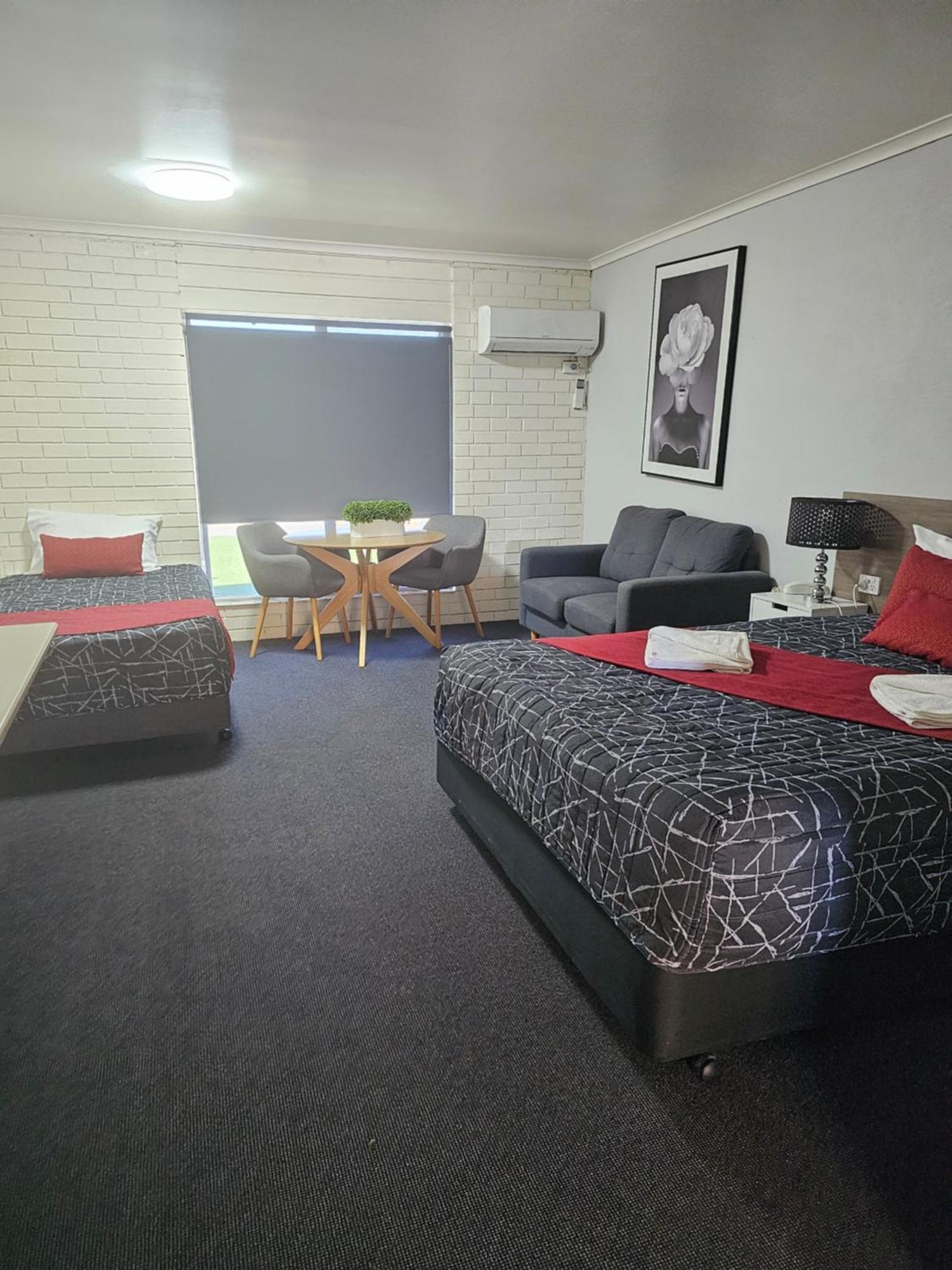 Cameo Inn Motel West Wyalong Bagian luar foto