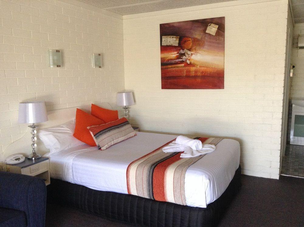 Cameo Inn Motel West Wyalong Bagian luar foto