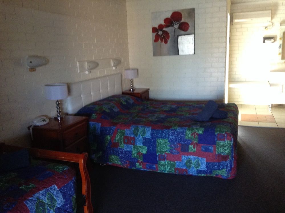 Cameo Inn Motel West Wyalong Bagian luar foto